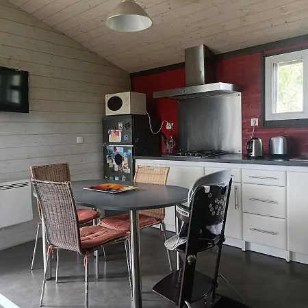 Familial A Proximite De Vulcania Nyaraló